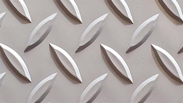 Nautifloor is een 2mm dikke PVC vloerbedekking met Teak uitstraling voor interieur & exterieur gebruik.